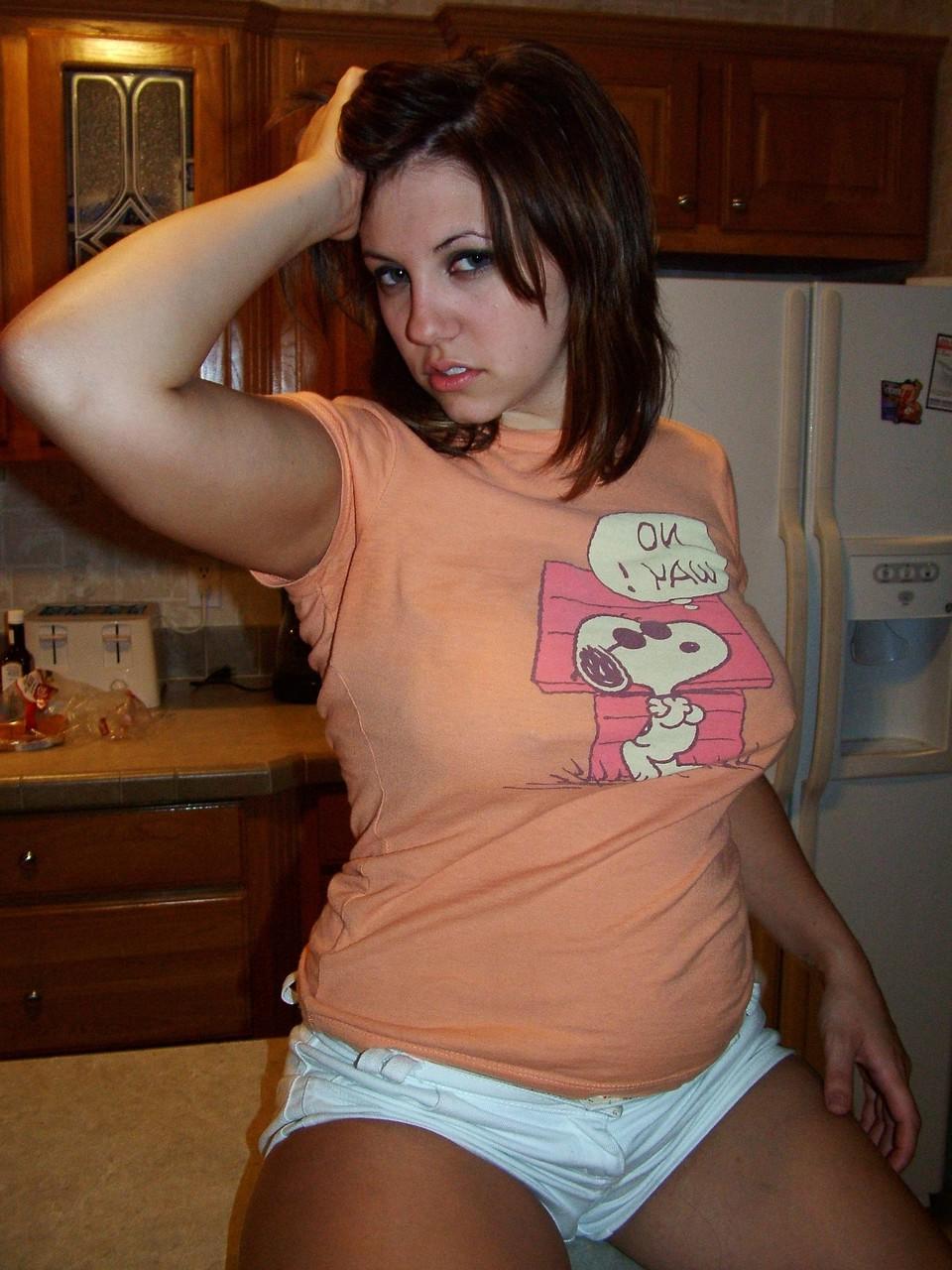 20P La joven amateur Dorothy posa en el mostrador con pantalones cortos, camiseta y botas