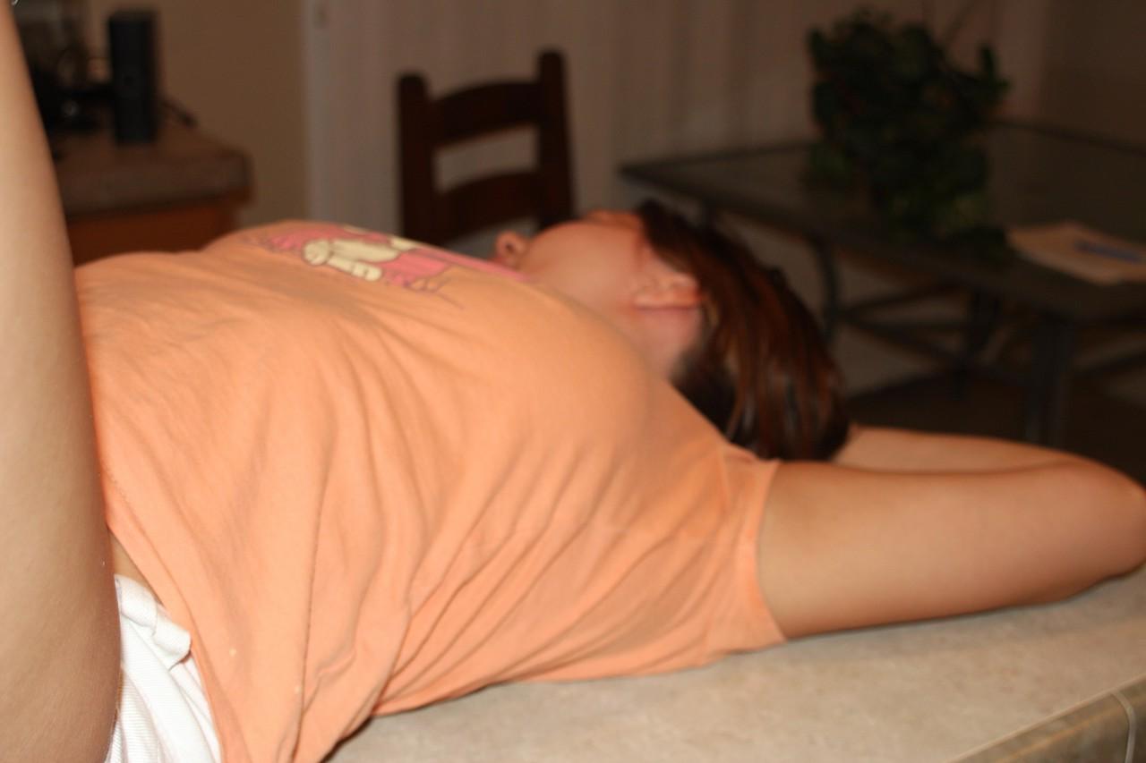 20P La joven amateur Dorothy posa en el mostrador con pantalones cortos, camiseta y botas