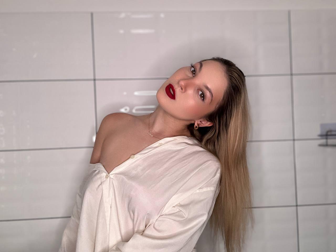 11P La glamorosa muñeca Onlyfans All About Diana posando en su compilación en solitario