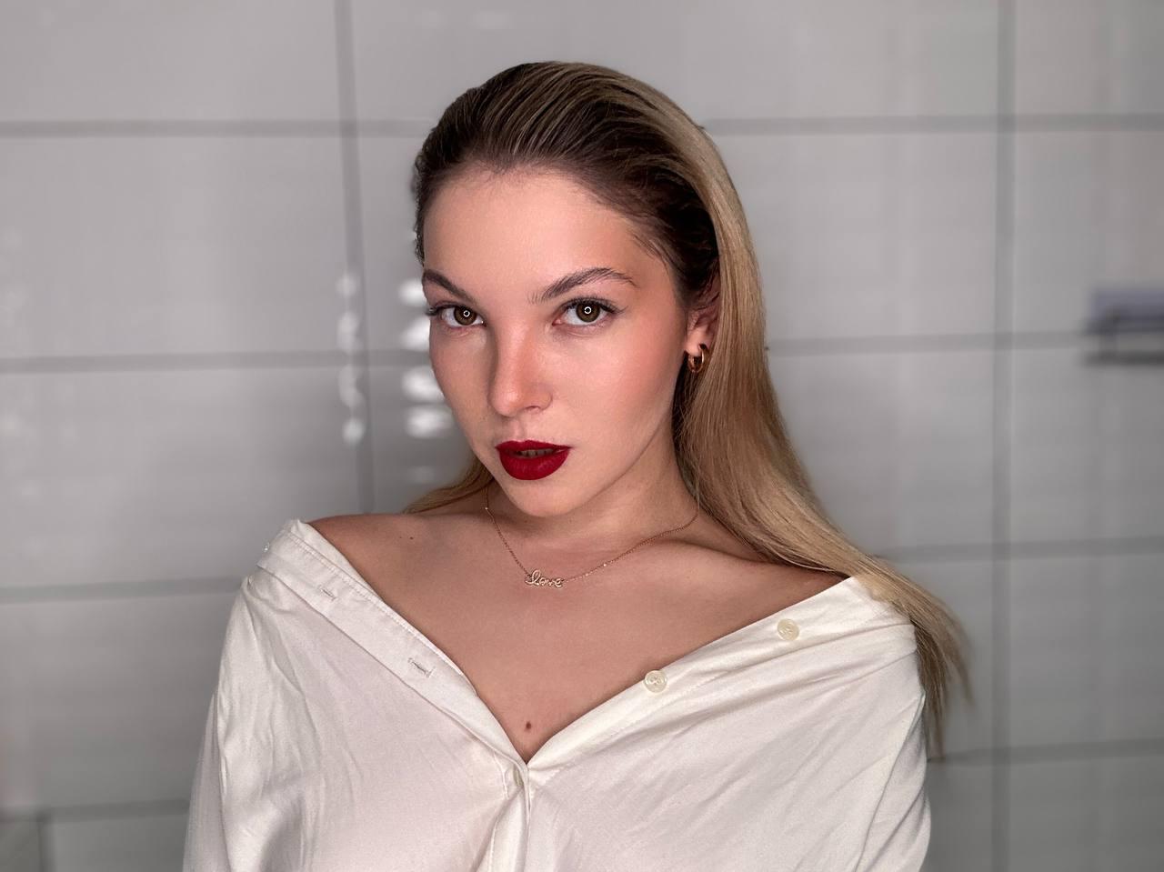 11P La glamorosa muñeca Onlyfans All About Diana posando en su compilación en solitario
