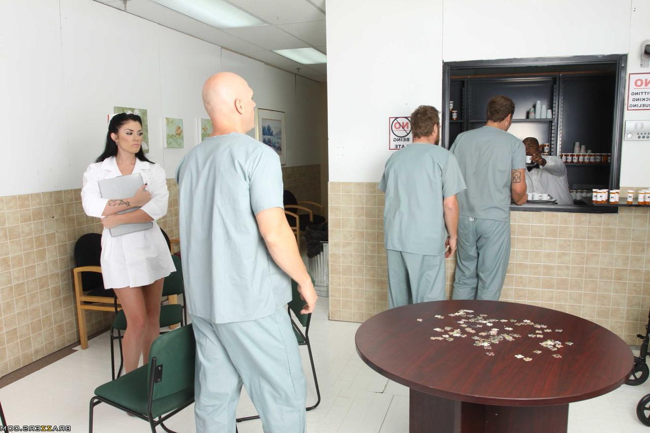 20P El doctor travieso Andy San Dimas le da un paseo estilo perrito a un paciente colgado