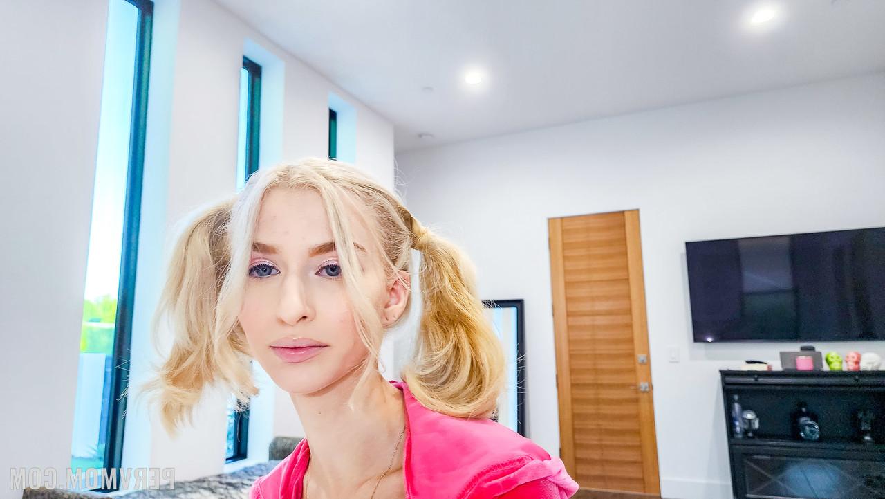 20P La lesbienne mature Victoria Lobov enfonce un plug anal dans le trou du cul de sa jeune copine.