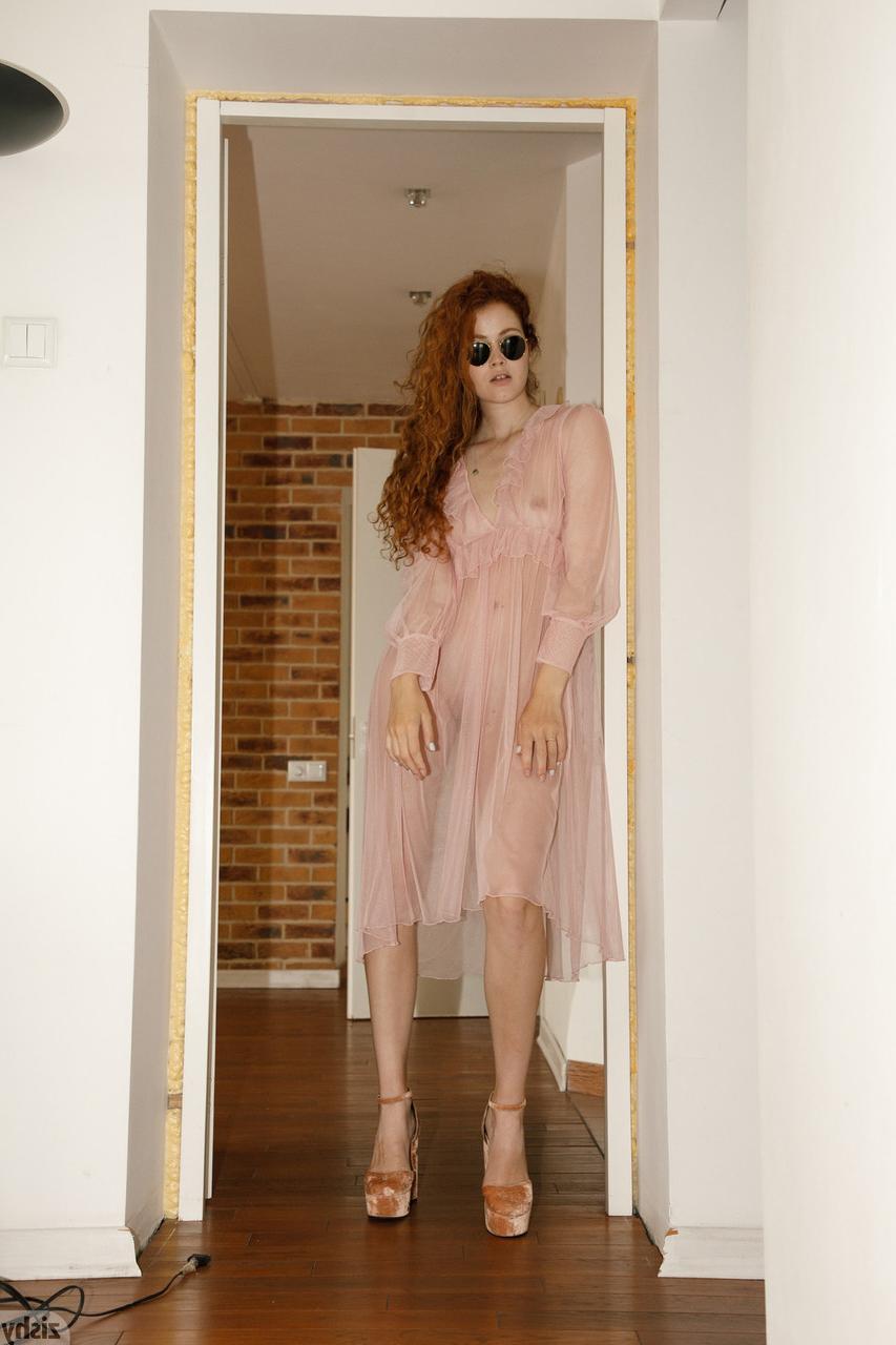 13P A doce gata amadora Heidi Romanova posa em um vestido transparente e se espalha na cama