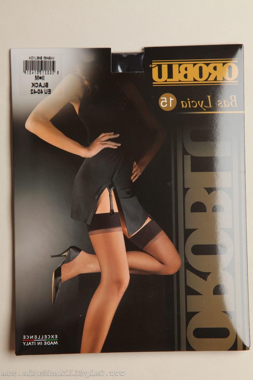 20P La mignonne blonde Erica enlève sa jolie robe et montre ses fesses et ses jambes en bas.