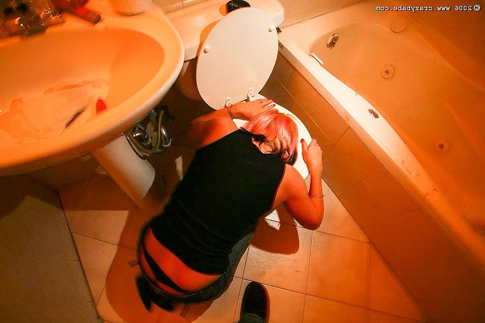 20P Safada MILF Brittany Andrews fica nua e mostra sua buceta enquanto mija