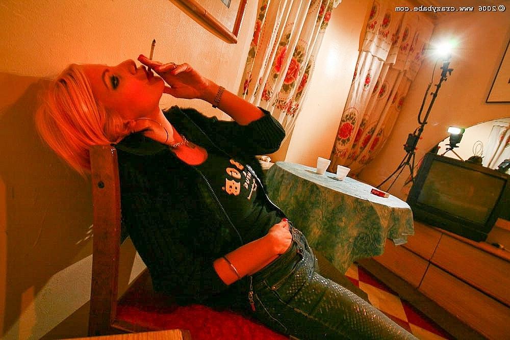 20P Safada MILF Brittany Andrews fica nua e mostra sua buceta enquanto mija
