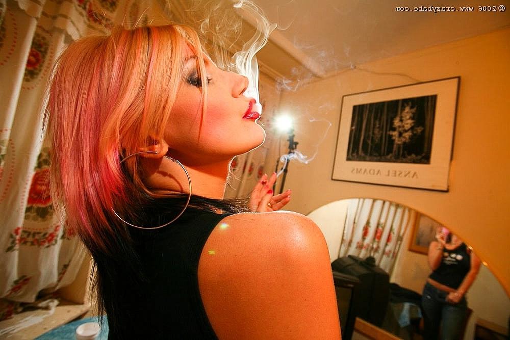 20P Safada MILF Brittany Andrews fica nua e mostra sua buceta enquanto mija
