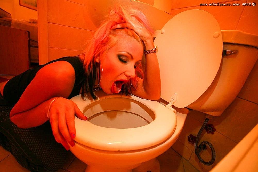 20P Safada MILF Brittany Andrews fica nua e mostra sua buceta enquanto mija