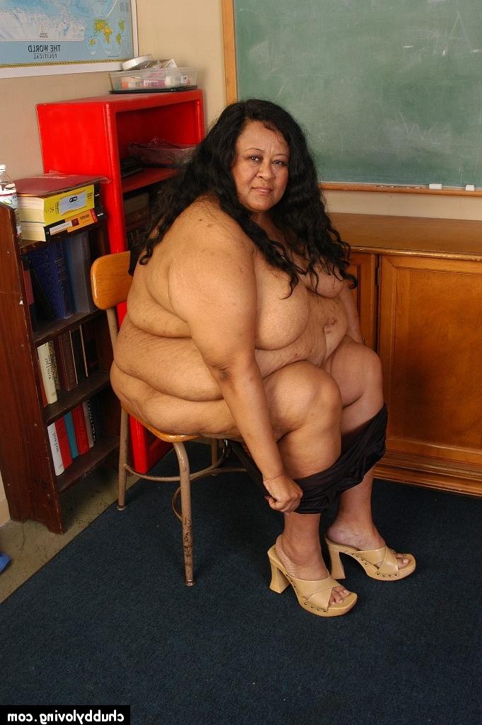 16P SSBBW-Lehrerin Debrina lässt im Klassenzimmer ihre riesigen Hängetitten los