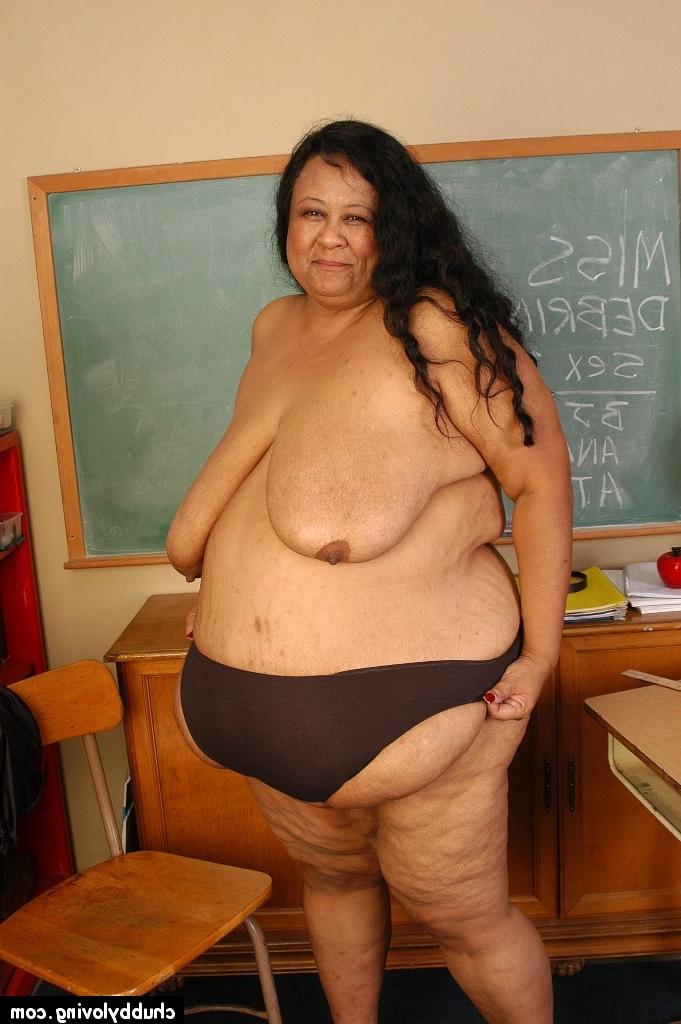 16P SSBBW-Lehrerin Debrina lässt im Klassenzimmer ihre riesigen Hängetitten los