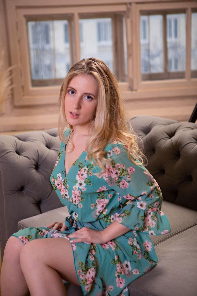 16P La joven rubia lil ivy se quita la bata para posar desnuda en un sofá