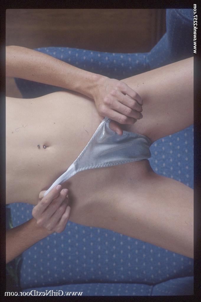 20P Petite adolescente morena Porsche se despindo e brincando com seu vibrador