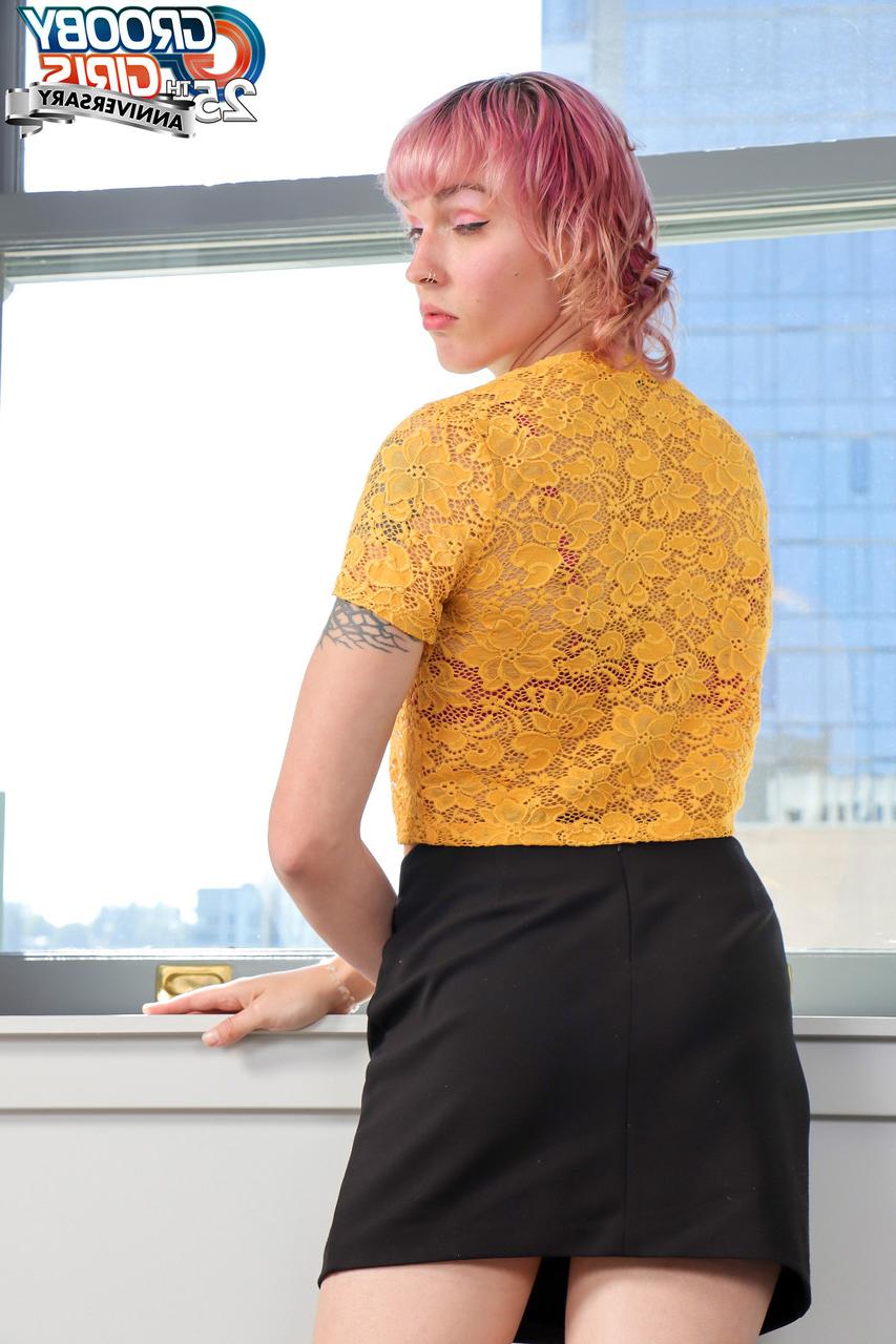 16P Linda travesti Poppy revela seu pau peludo em um strip-tease sexy