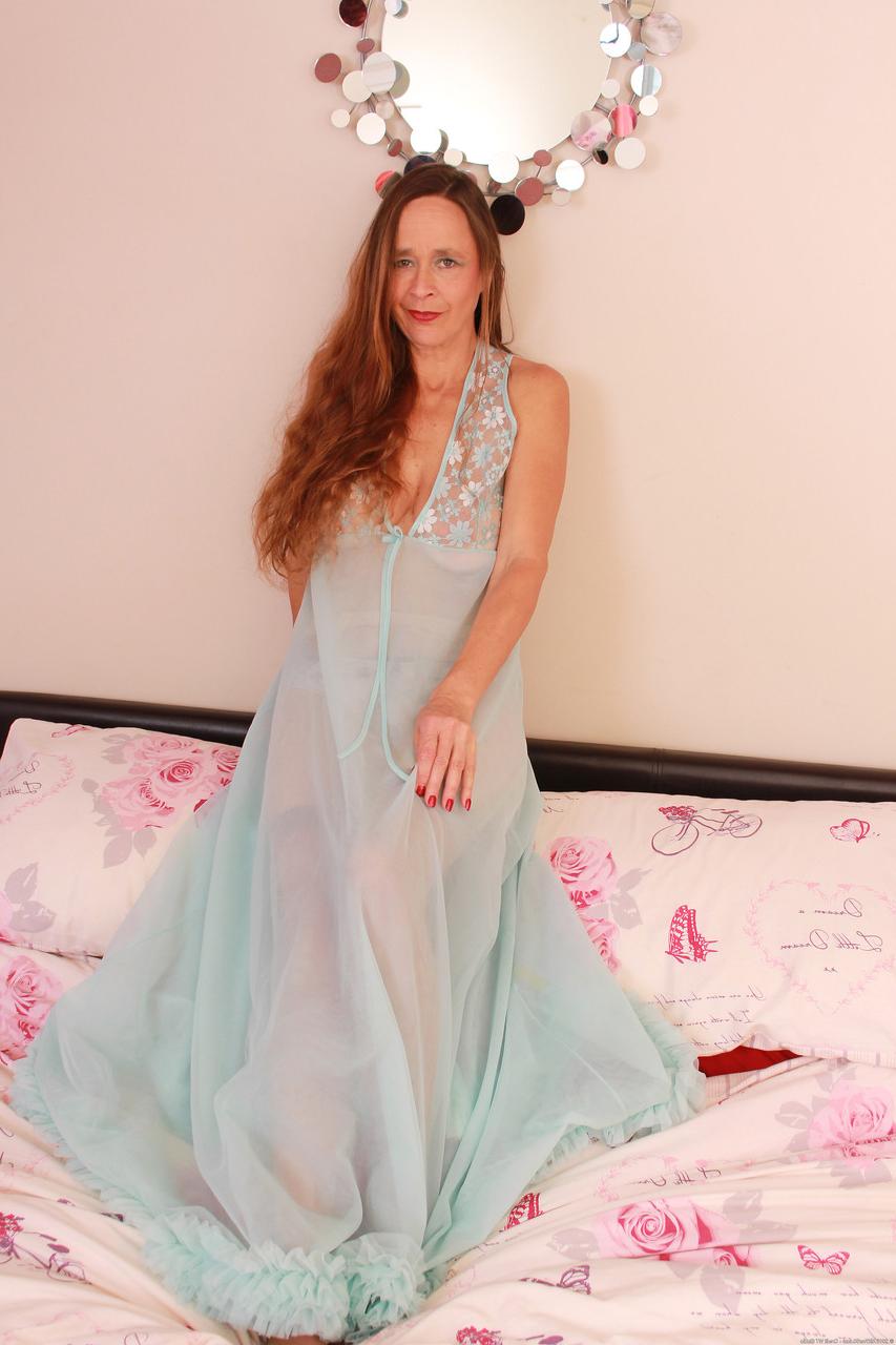 20P Sexy senhora madura Josie Posie mostra seus peitos suculentos e sua buceta peluda