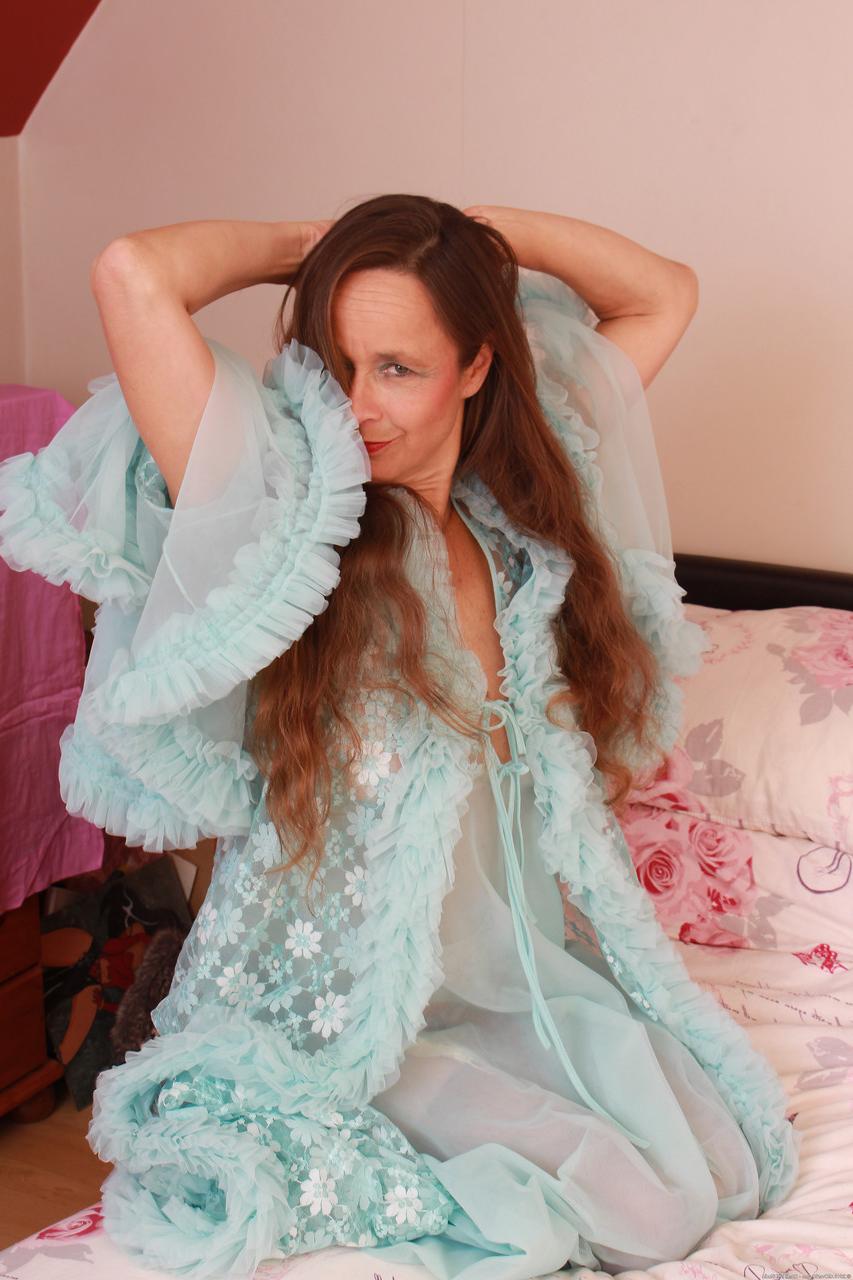 20P Sexy senhora madura Josie Posie mostra seus peitos suculentos e sua buceta peluda