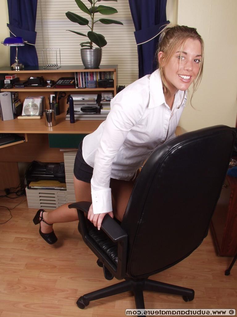 20P A sexy secretária britânica Tammy Oldham tira a roupa no trabalho e se masturba com um brinquedo