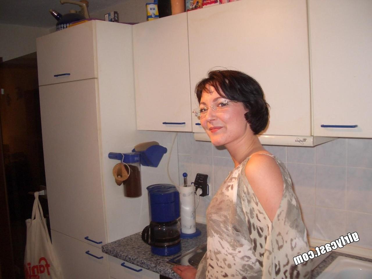 15P La joven morena lisa se desnuda hasta quedar en tacones puntiagudos mientras se masturba en la cocina