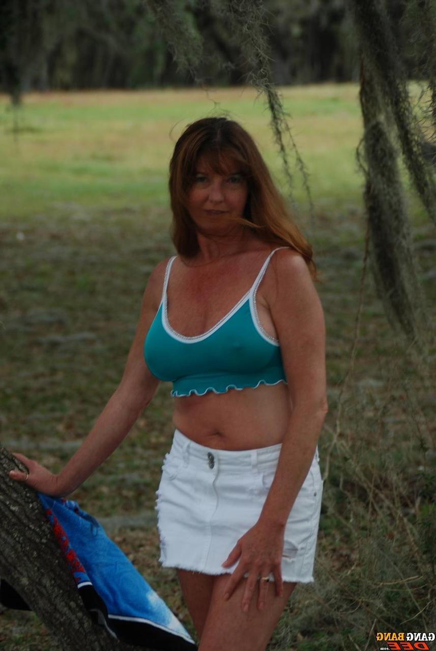 20P Bombasse mature enlève ses vêtements dans la nature et expose ses gros seins et sa chatte
