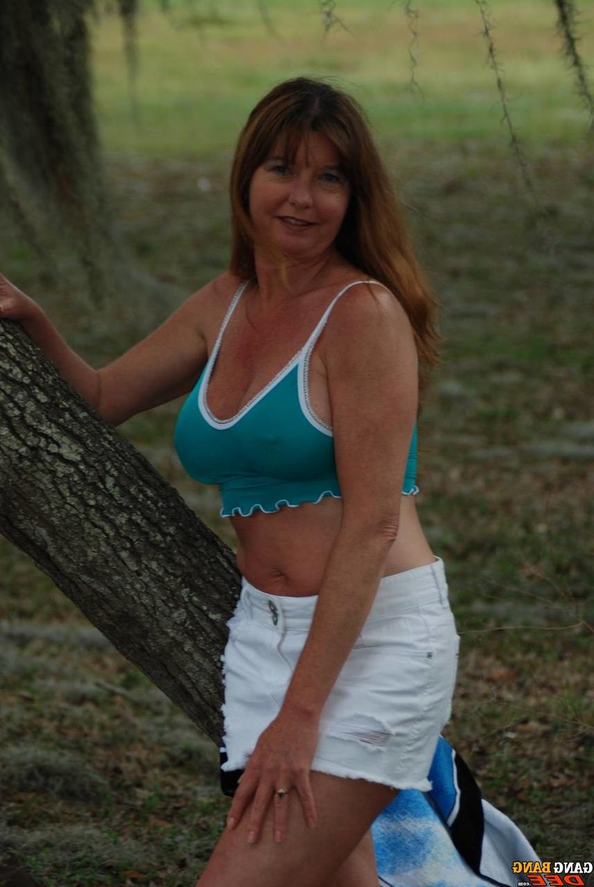 20P Bombasse mature enlève ses vêtements dans la nature et expose ses gros seins et sa chatte