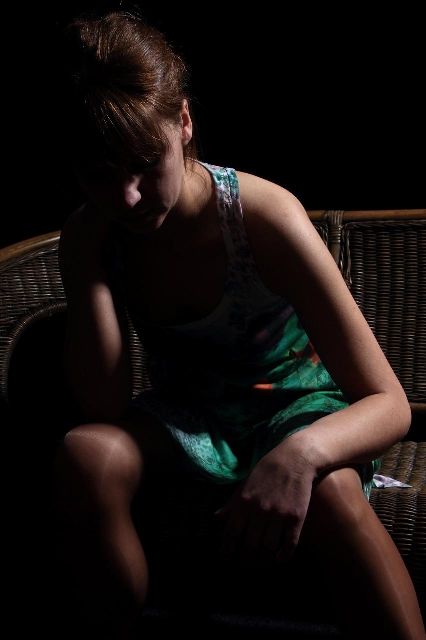 18P Das junge Solo-Girl Nastia D reißt die hellbraune Strumpfhose auf, um an ihre Möse zu gelangen