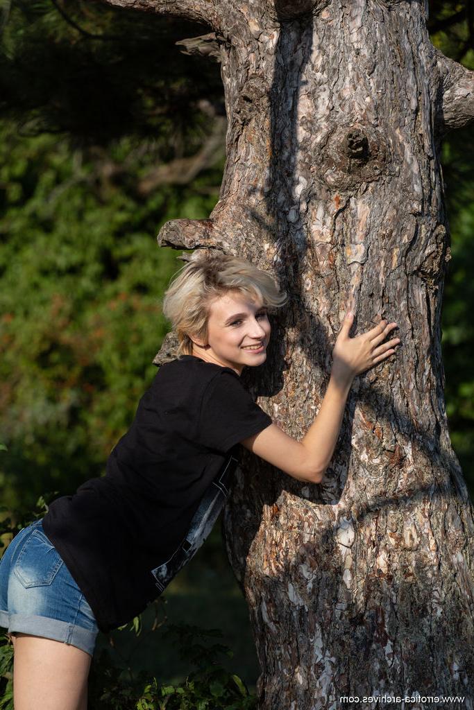 16P Die magere Blondine Azshara zieht sich vor einem alten Baum nackt aus