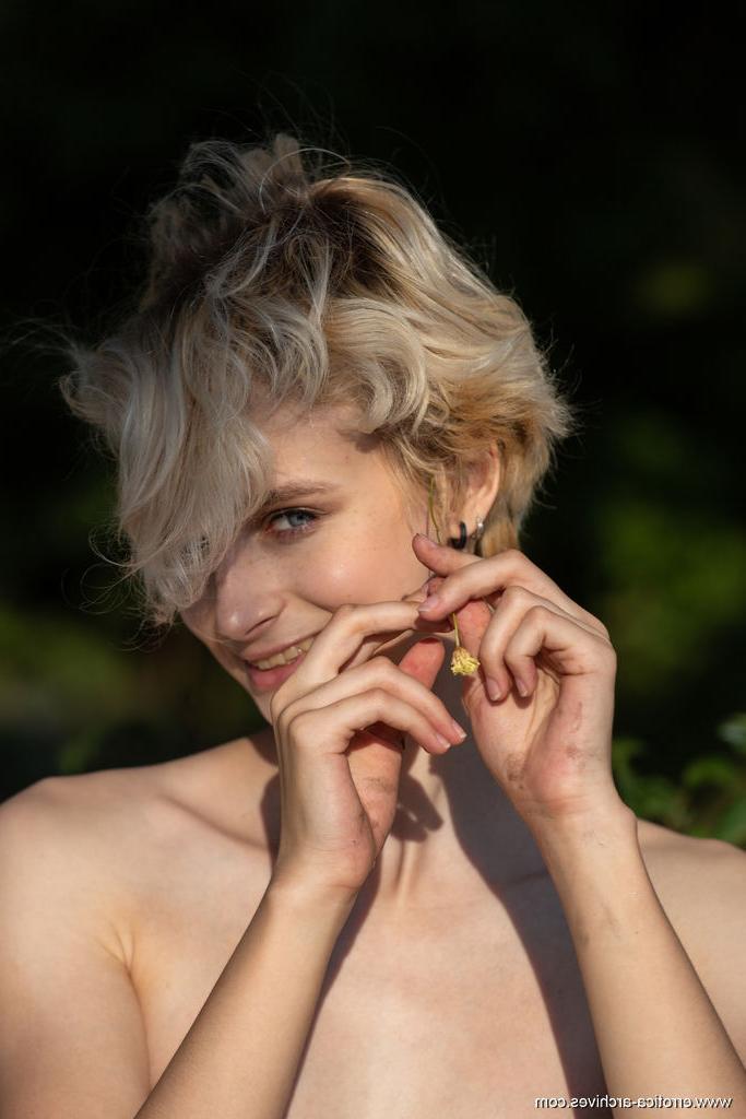 16P Die magere Blondine Azshara zieht sich vor einem alten Baum nackt aus