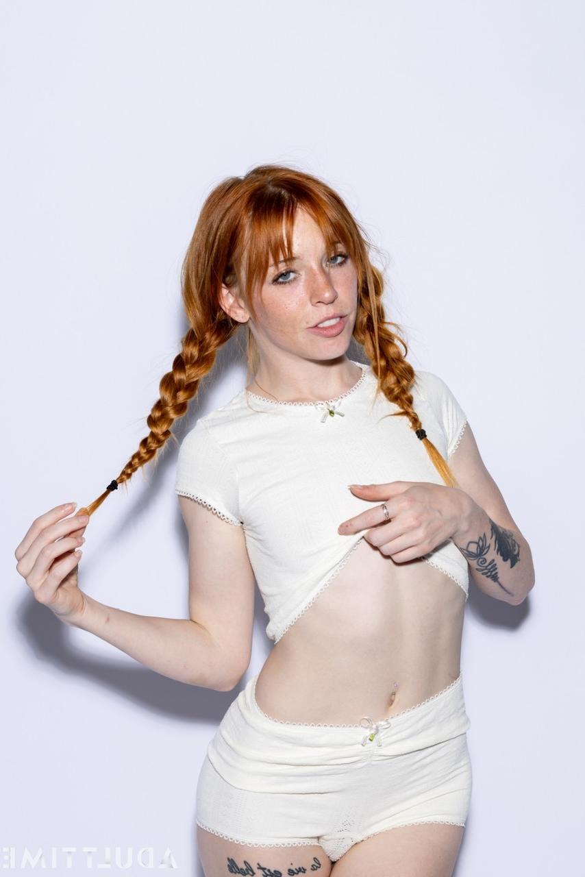 20P Der freche rothaarige Teenager mit Zöpfen Madi Collins zieht sich aus und spielt mit einem Vibrator