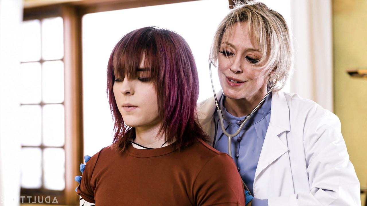 20P Médica MILF peituda com peitos grandes é fodida por duas travestis com tesão