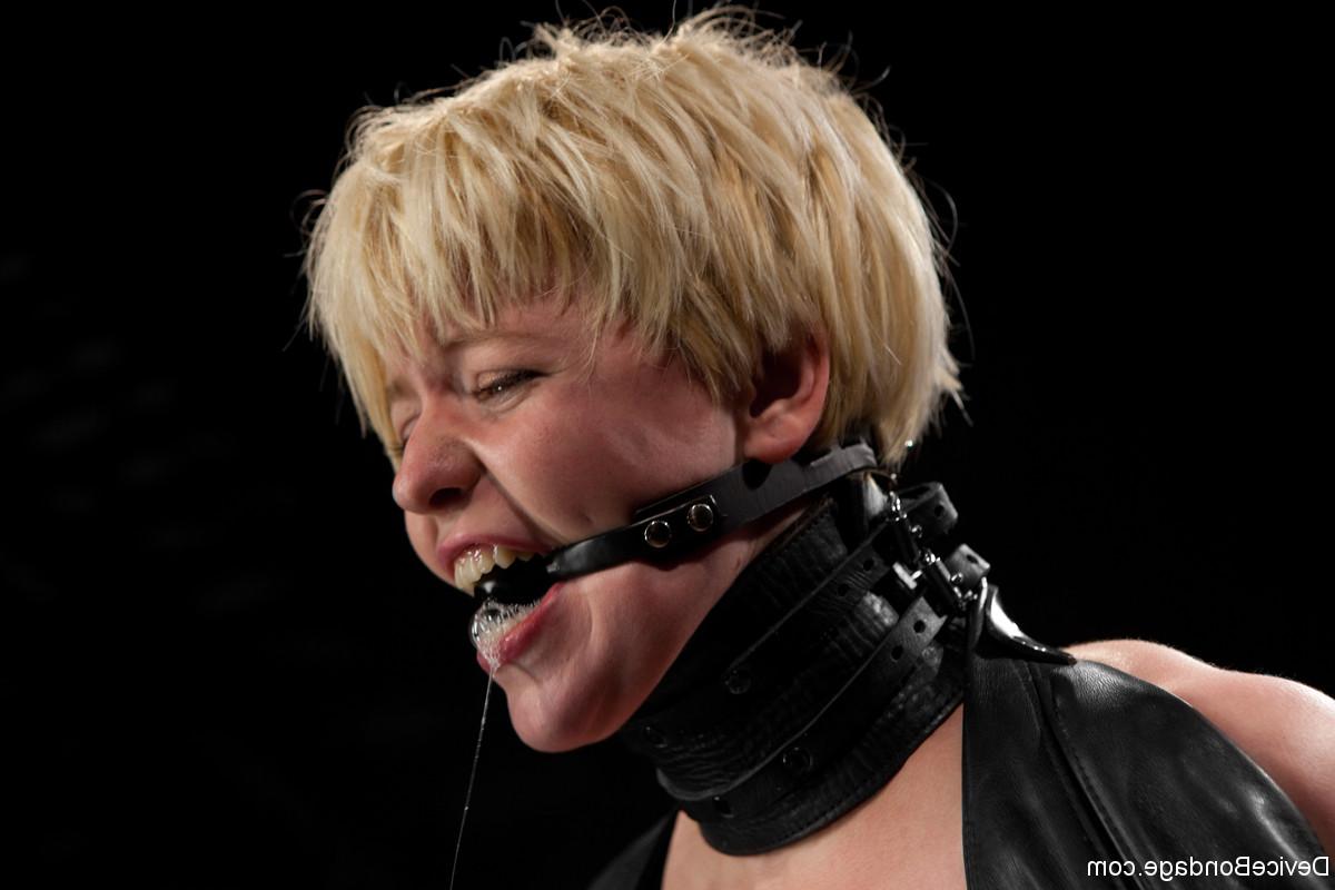20P La MILF blonde Alani Pi se fait baiser avec un vibromasseur en position de bondage.