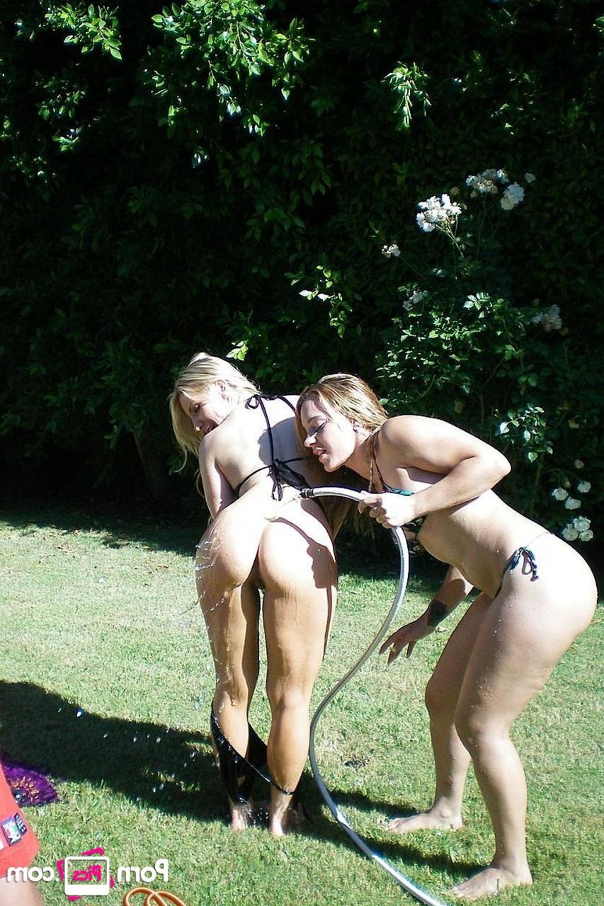 17P Ashley Fires et Kira Lynne aspergent leurs chattes avec un tuyau et les lèchent.