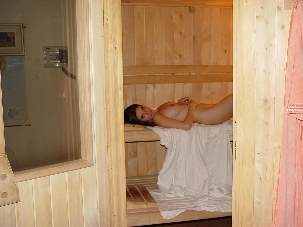 16P Die nackte Amateurin Vivian führt beim Entspannen in der Sauna ein Sexspielzeug ein