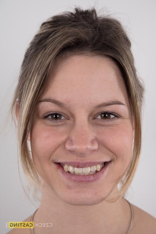 20P Das schwangere Mädchen Martina steht nackt da, nachdem sie alle Kleider ausgezogen hat