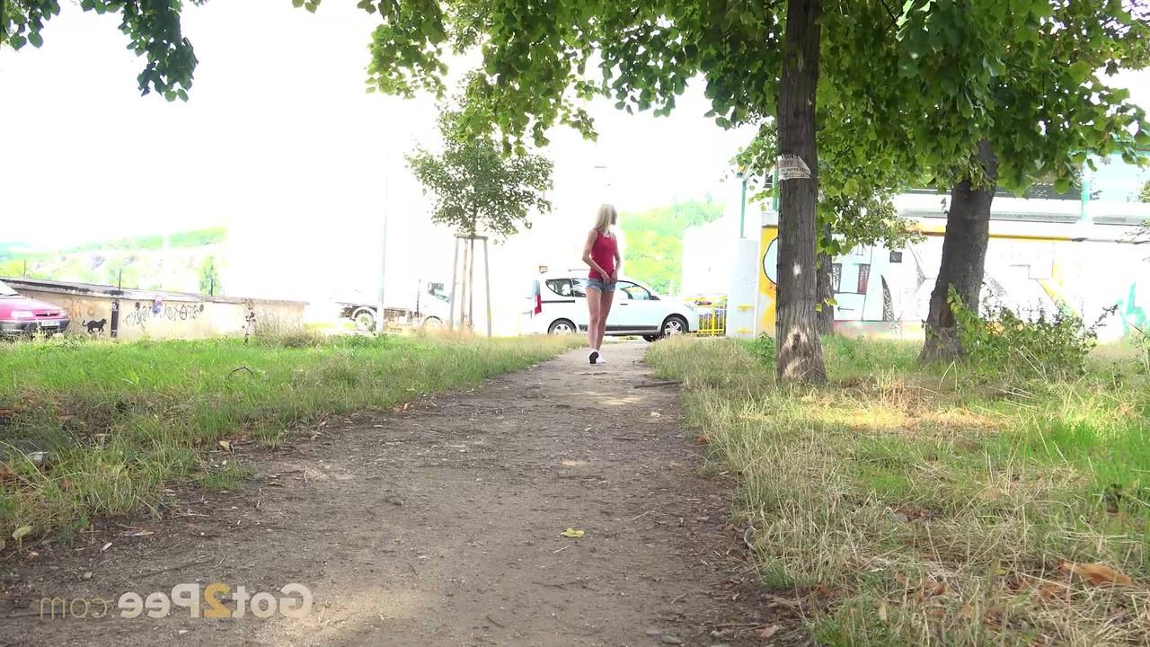 15P ブロンドの女の子デボラは、晴れた日の真ん中に未舗装の道路でおしっこをします