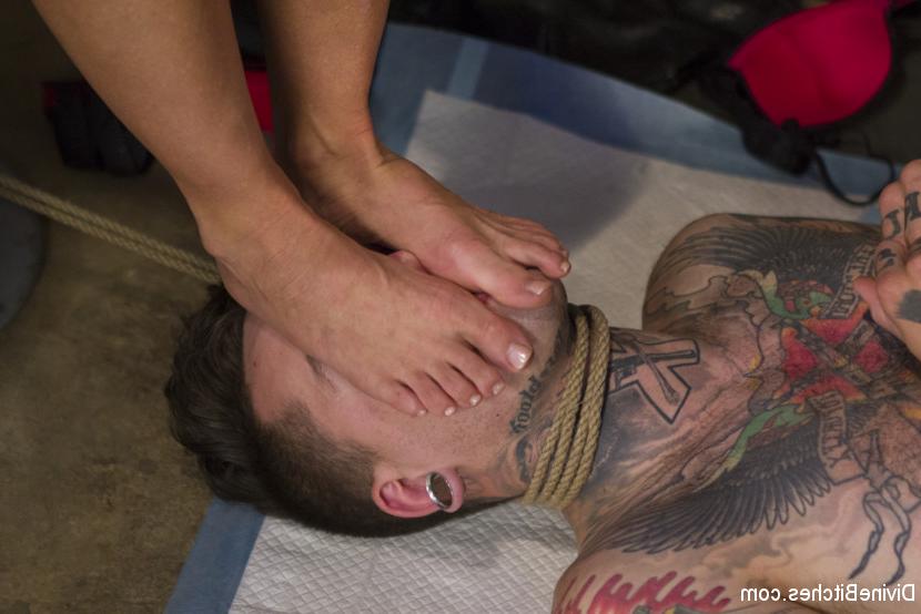 15P Des femmes dominantes attachent un homme soumis dans une cellule de prison