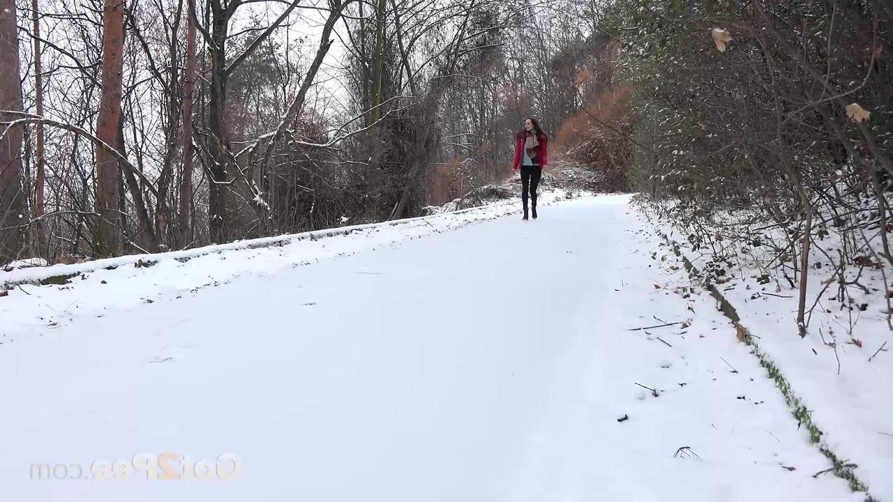 15P La chica blanca Cynthia Vellons se baja las mallas para orinar en un suelo nevado
