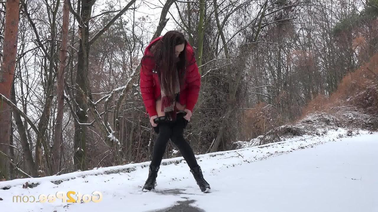 15P La chica blanca Cynthia Vellons se baja las mallas para orinar en un suelo nevado