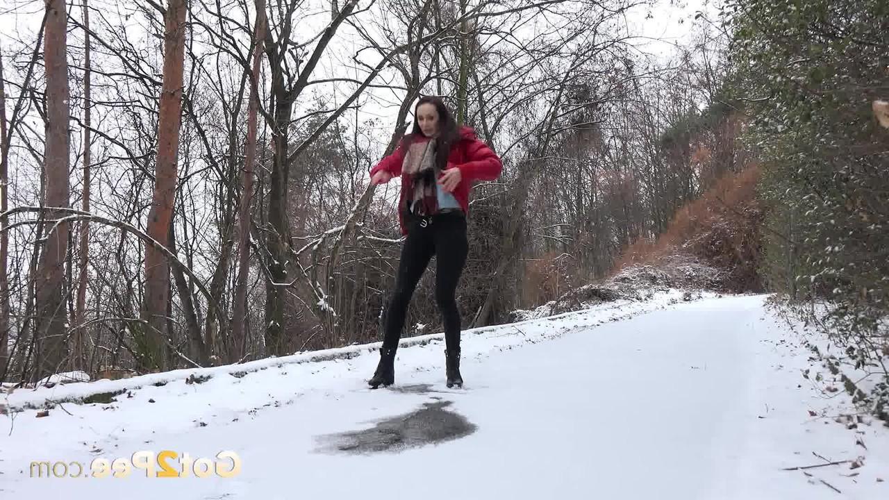 15P La chica blanca Cynthia Vellons se baja las mallas para orinar en un suelo nevado