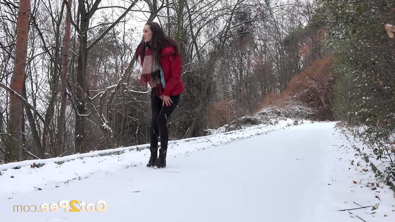 15P La chica blanca Cynthia Vellons se baja las mallas para orinar en un suelo nevado