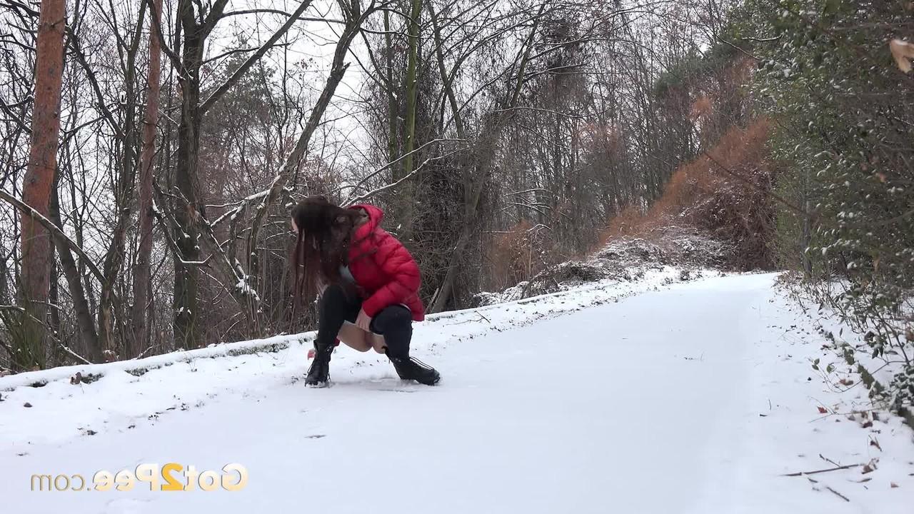 15P La chica blanca Cynthia Vellons se baja las mallas para orinar en un suelo nevado
