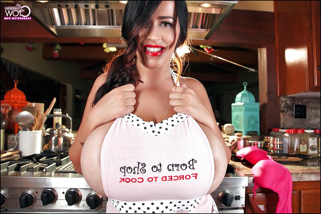 16P A morena peituda Leanne Crow revela sua bunda europeia sexy