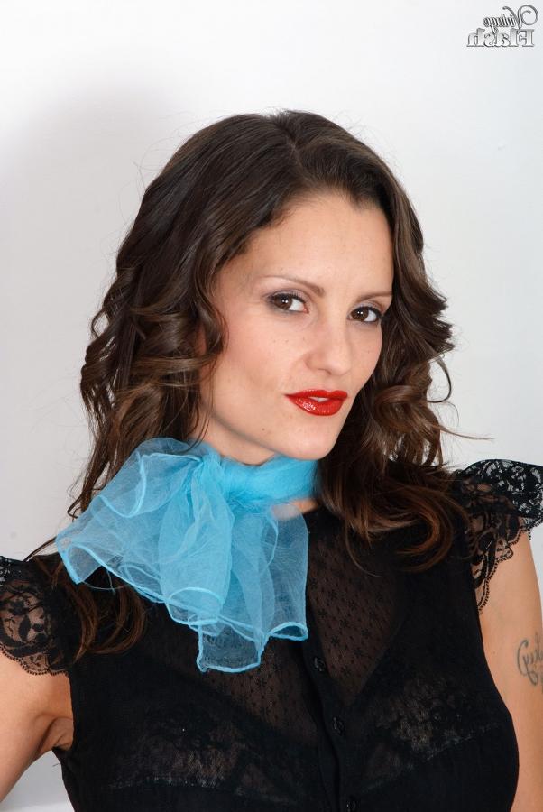 15P La mujer con clase Valentina Cruz expone su coño rosado usando medias de nailon RHT