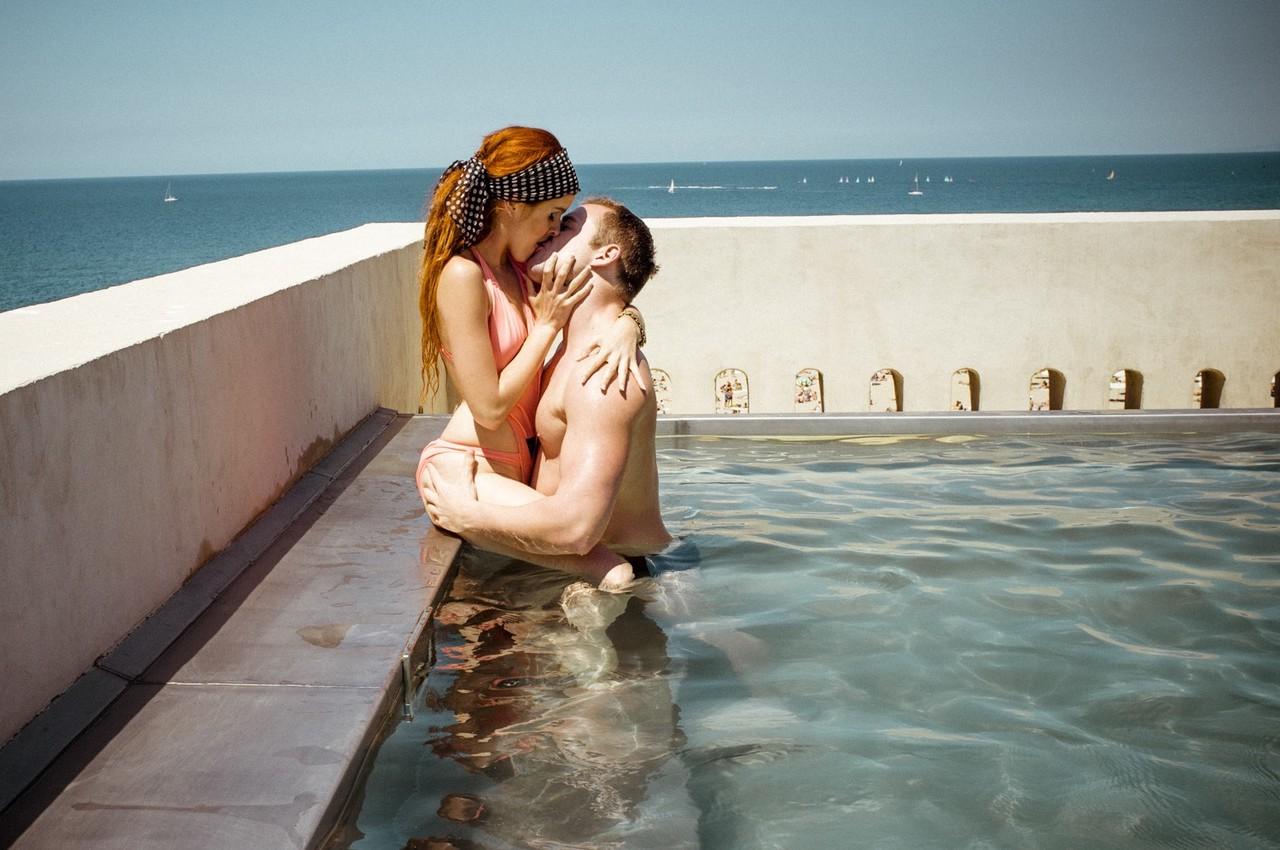 20P A bela ruiva Amarna Miller é fodida com os dedos e fodida na piscina