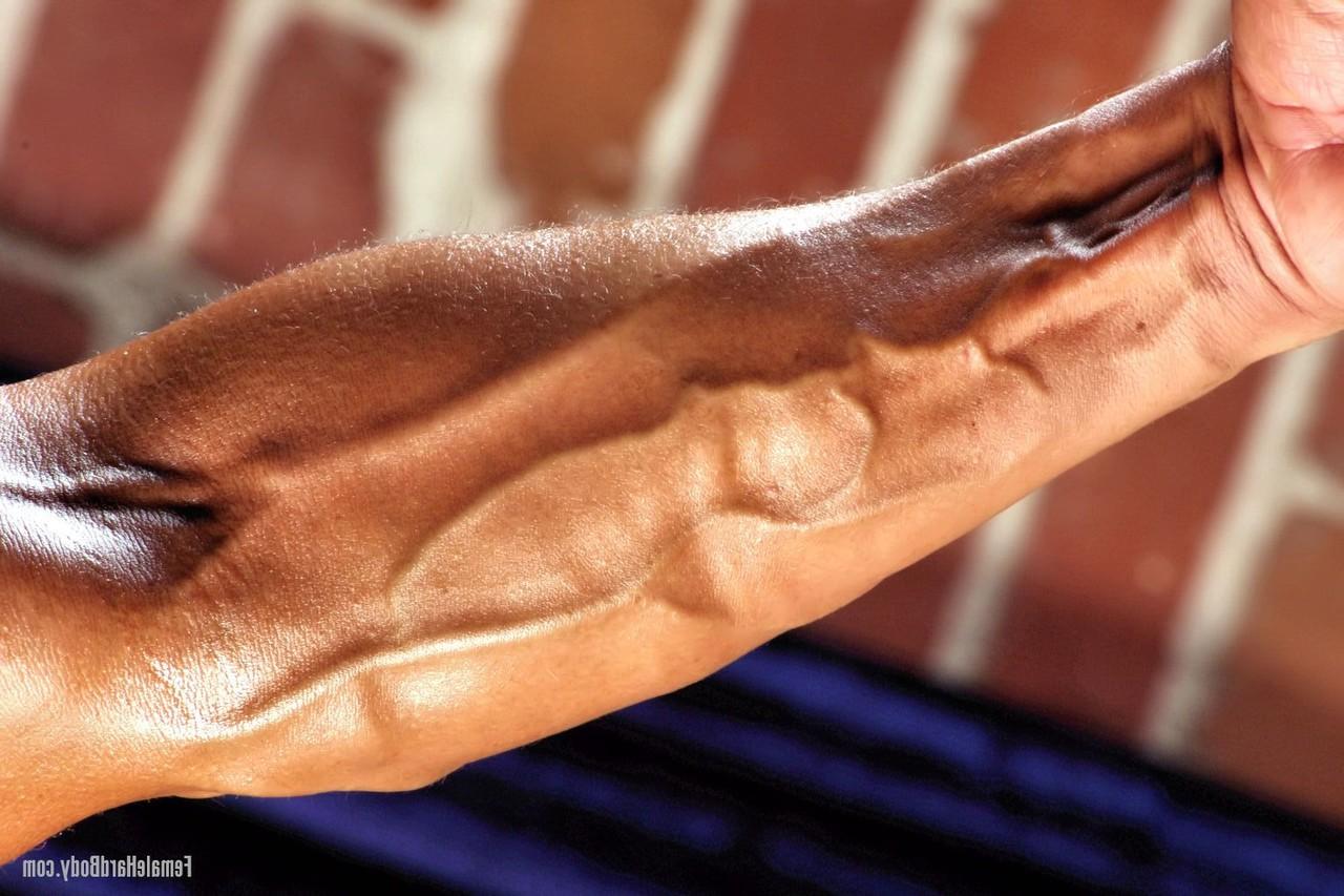 20P Bodybuilder Tonia Moore shows off her muscles wearing a sexy bikini
