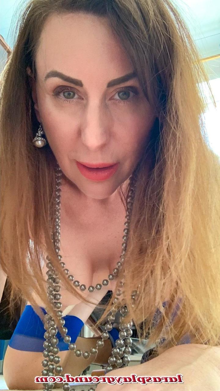 20P Gorgeous MILF Lara fingers her trimmed pussy while teasing in stockings