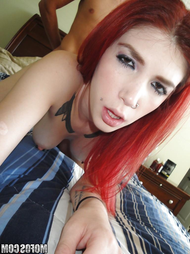 16P La joven tatuada Indigo Augustine es follada y recibe una corrida en su trasero