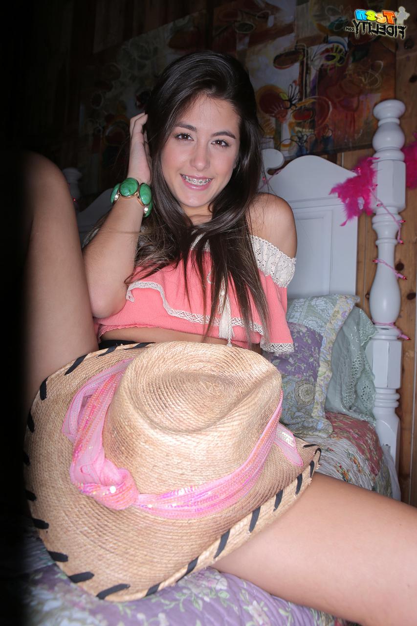 20P A estrela pornográfica adolescente Natalie Monroe é pega com um tesão duro em uma cama