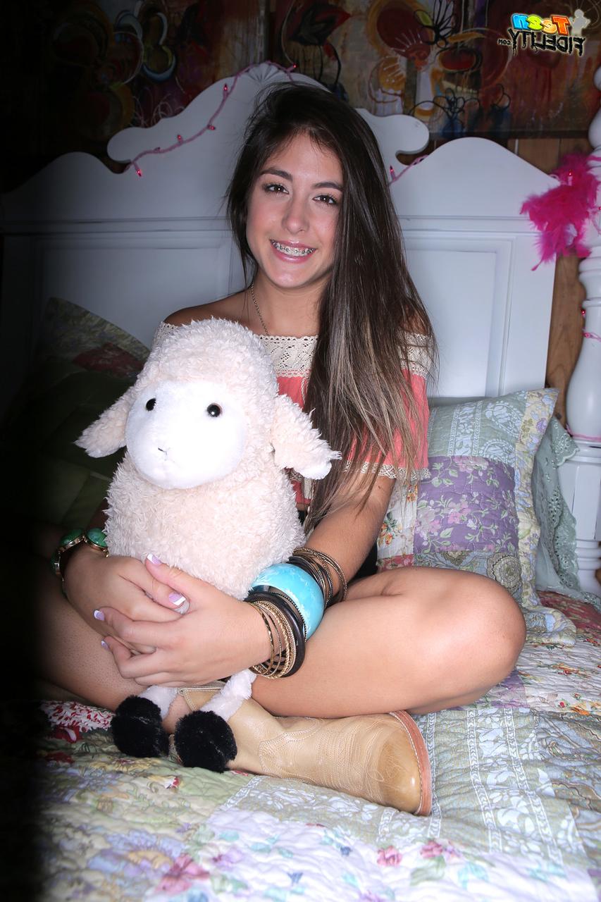 20P A estrela pornográfica adolescente Natalie Monroe é pega com um tesão duro em uma cama