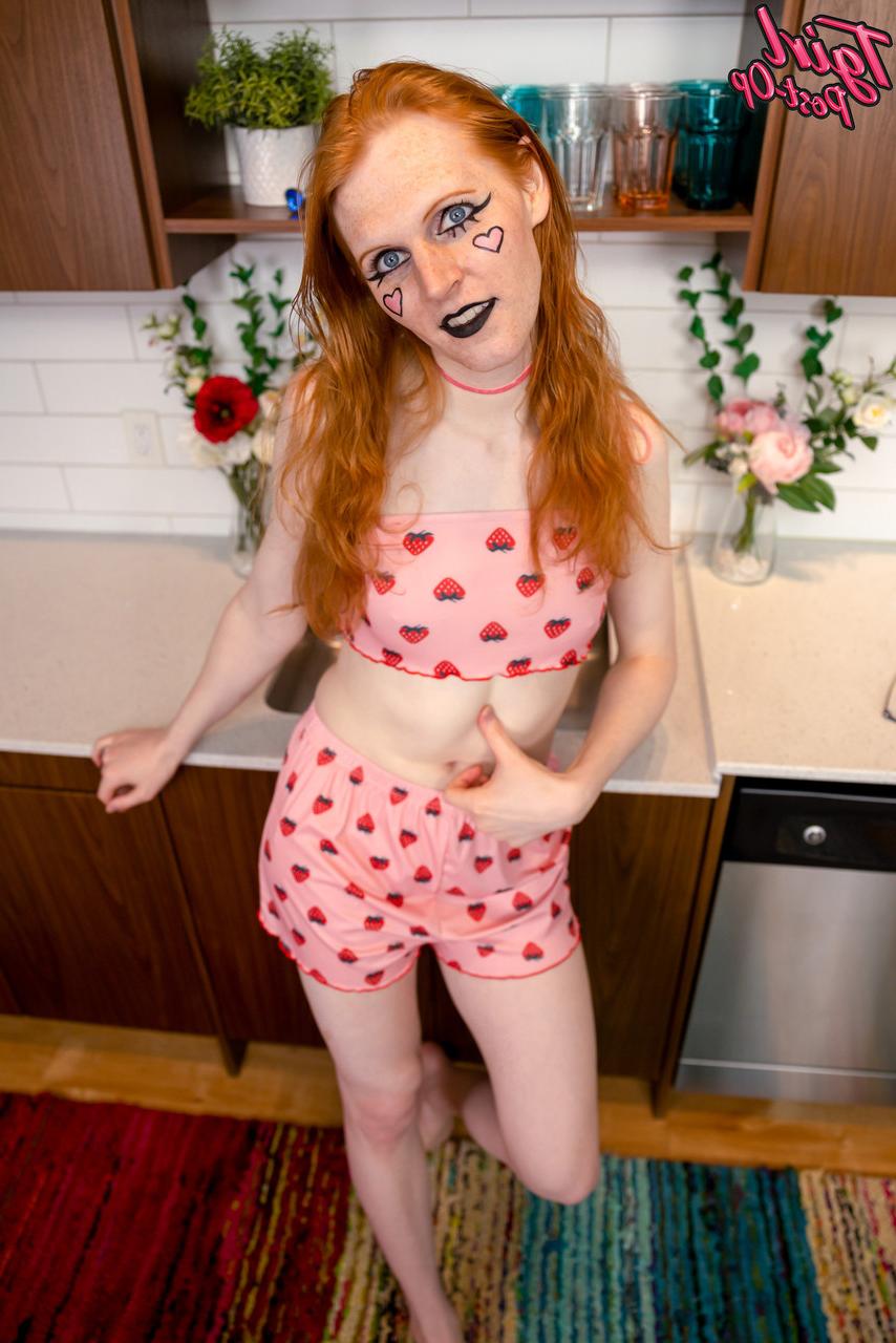 16P A ruiva magrinha Pandora Scarlett fica nua e se masturba com um vibrador