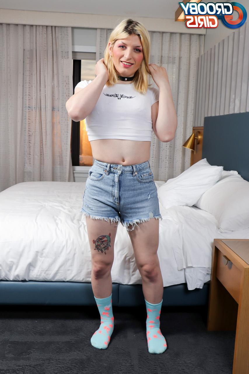16P Travesti loira Fae Clementine mostra seu grande saque e seu pau pequeno