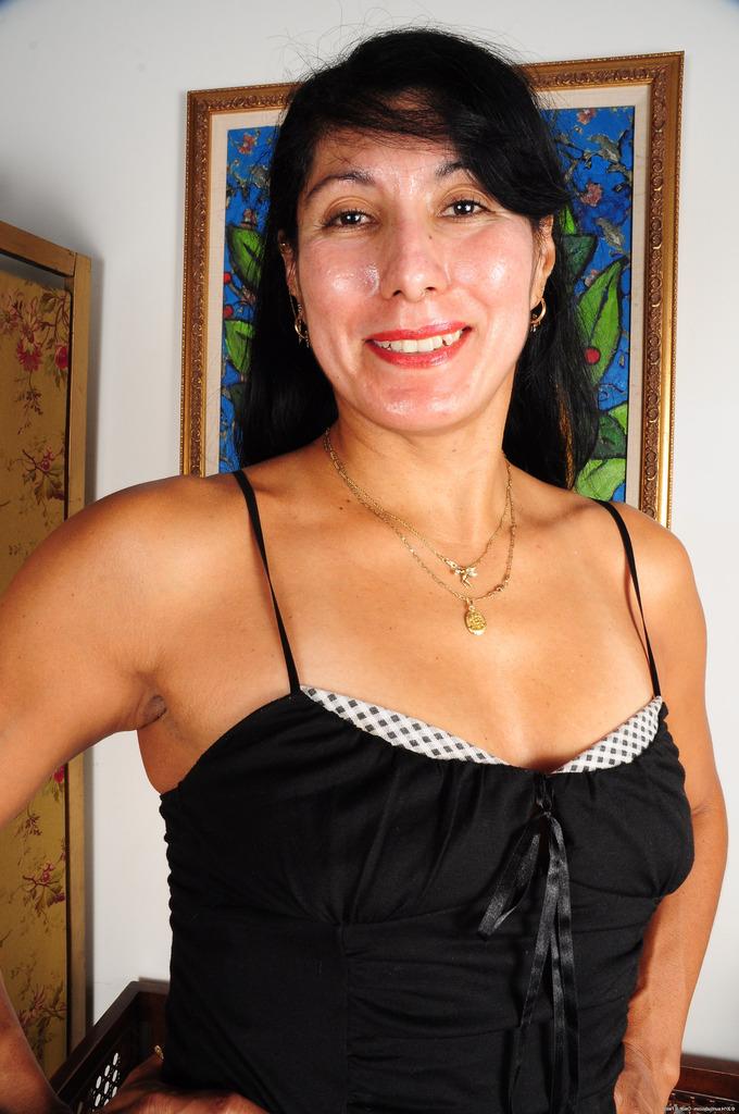 16P A senhora Estrella enfia um dedo em sua vagina aberta